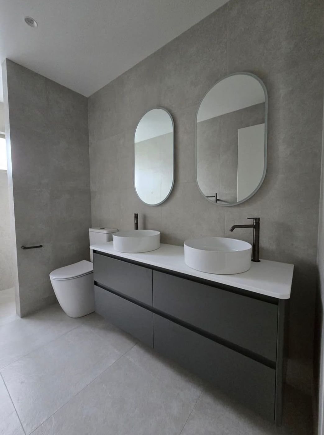 Bagno con doppio lavabo e specchi ovali