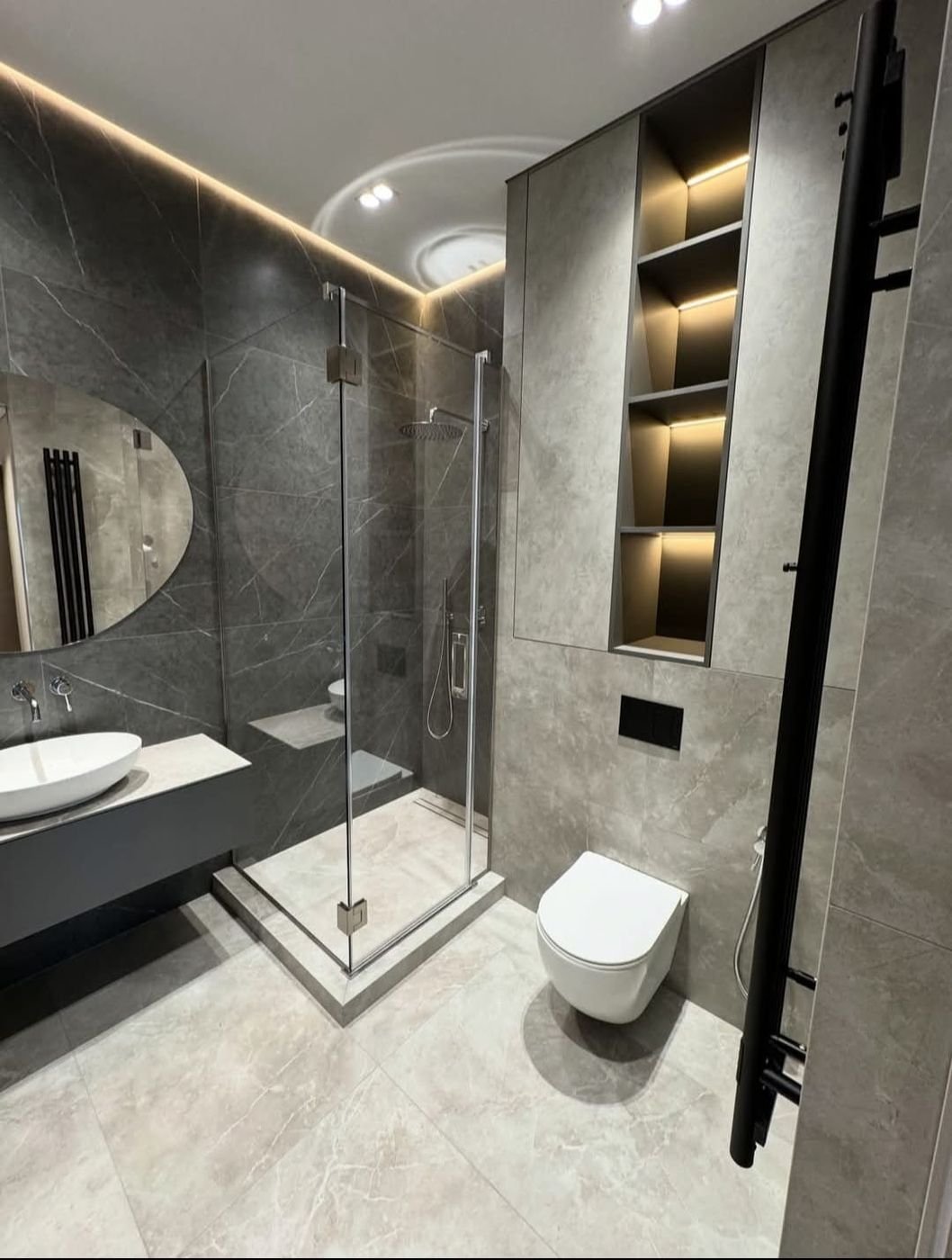 Bagno in gres grigio con box doccia