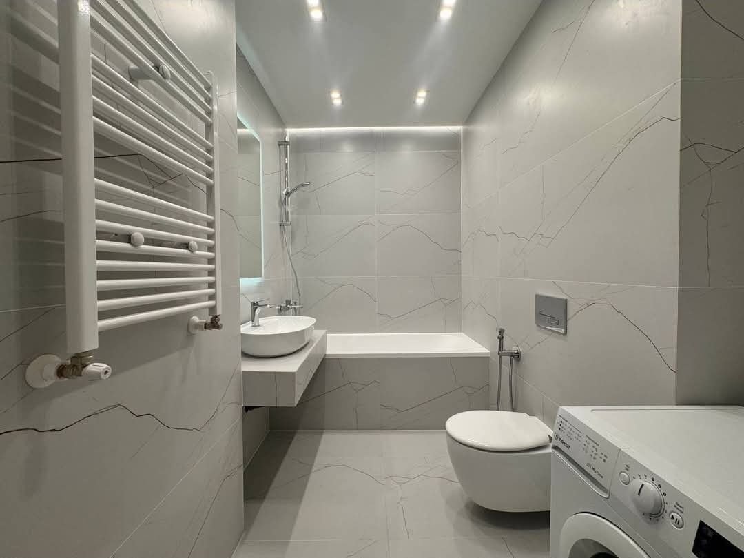 Bagno in gres effetto marmo bianco