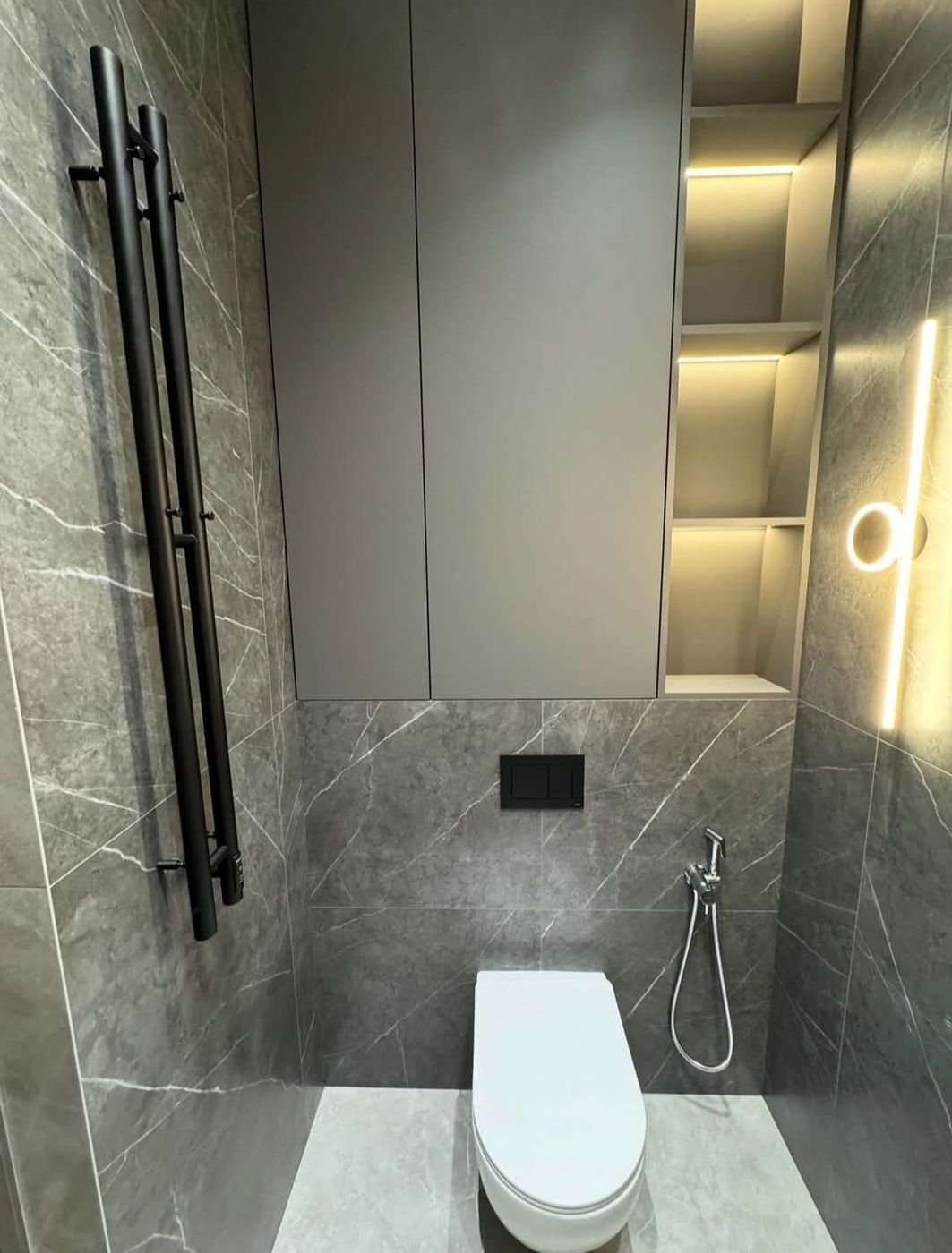 Bagno con nicchie illuminate