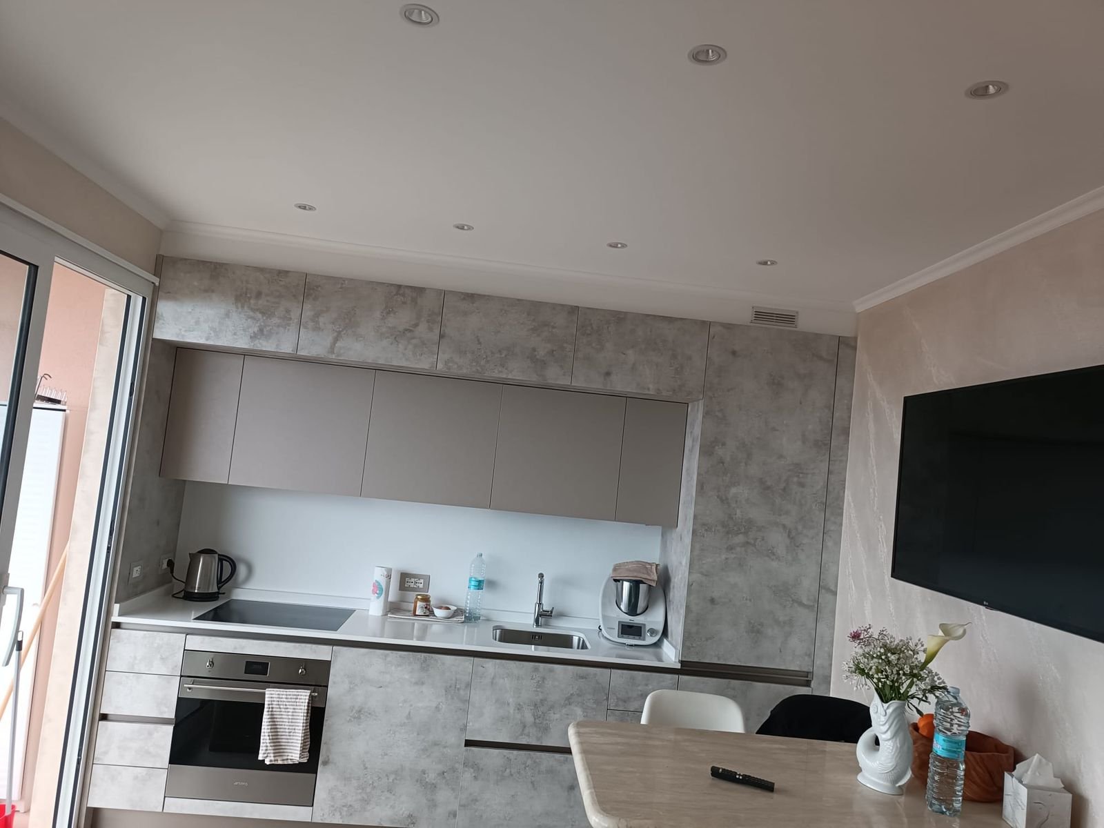Cucina e pavimento in gres