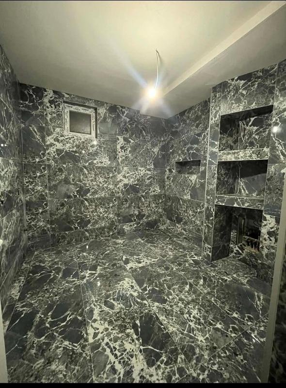 Bagno in gres effetto marmo nero