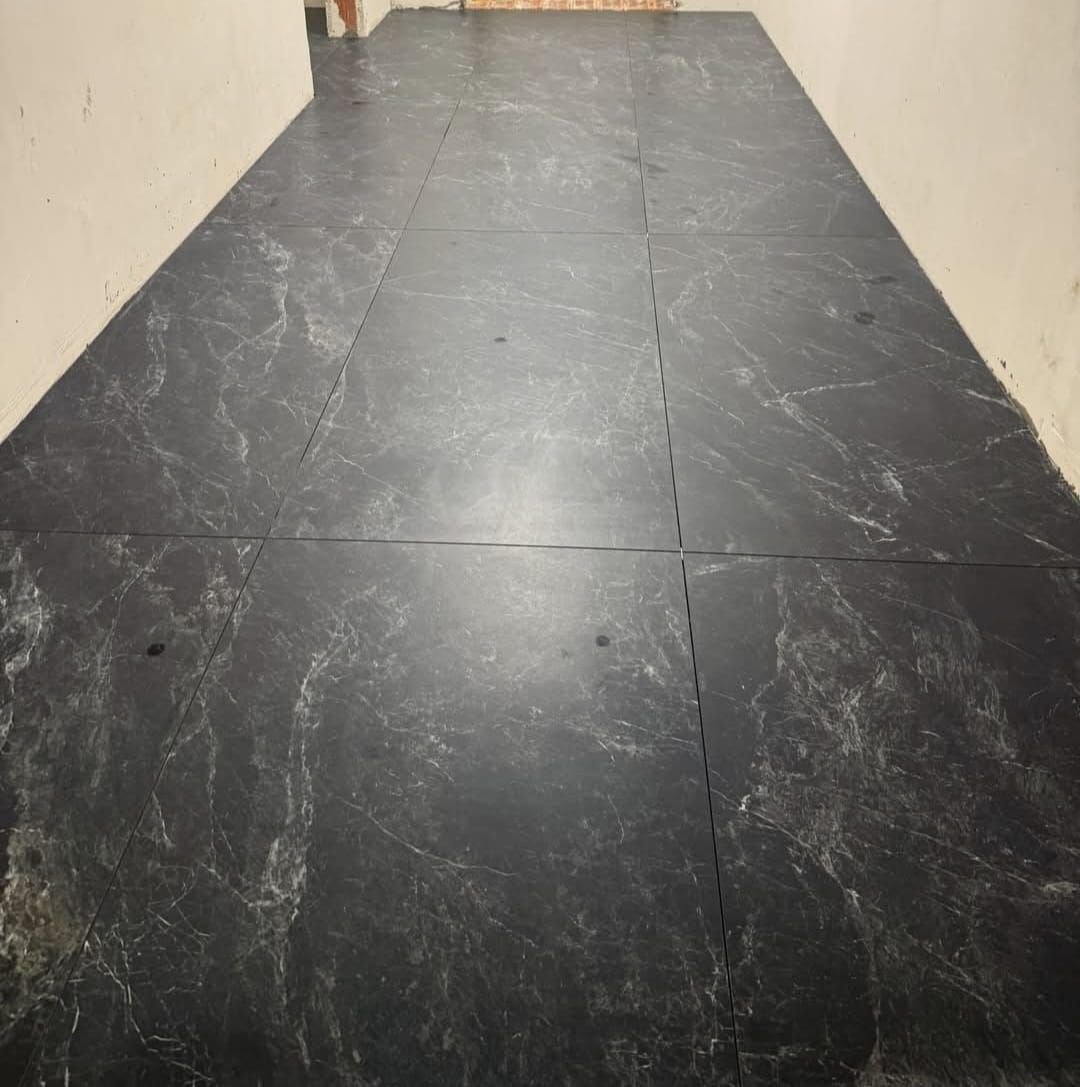 Pavimento in gres effetto marmo nero