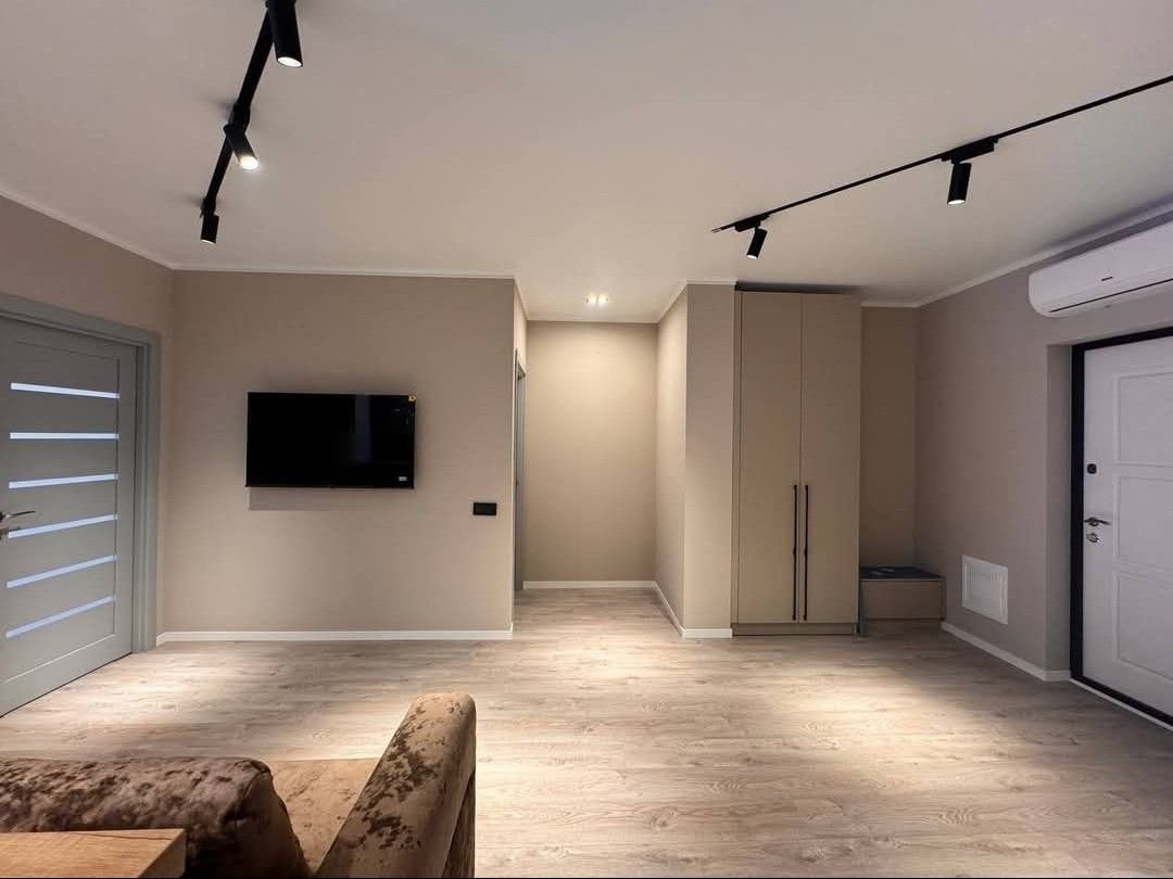 Soggiorno con pavimento effetto legno